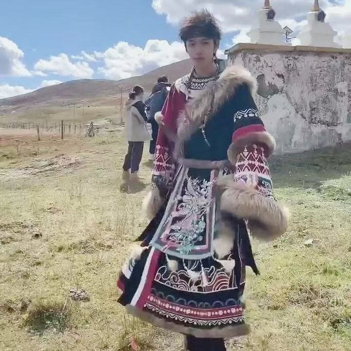 Classic Embroidered Tibetan Ro - Photography Of A Man recension och pris