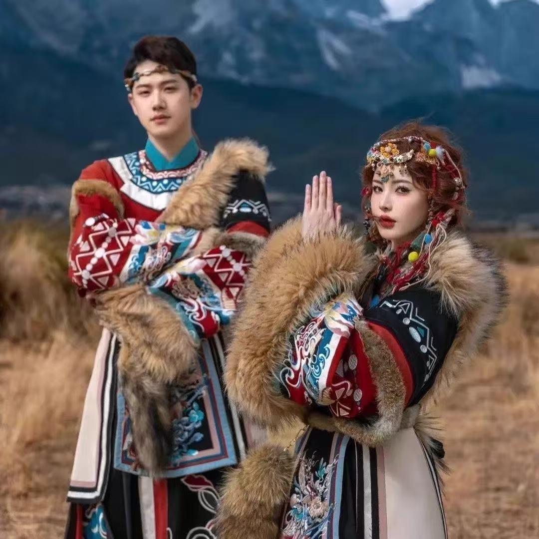 Classic Embroidered Tibetan Ro - Photography Of A Man recension och pris