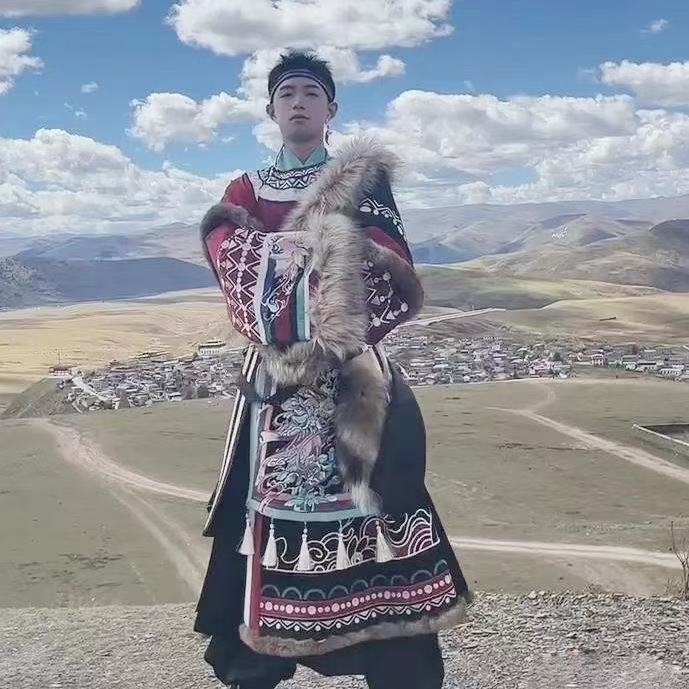 Classic Embroidered Tibetan Ro - Photography Of A Man recension och pris