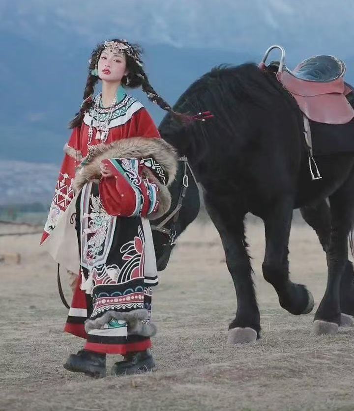 Classic Embroidered Tibetan Ro - Photography Of A Man recension och pris