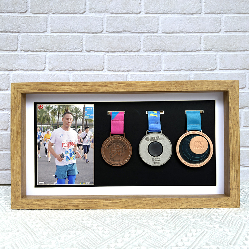 Wooden Marathon Medal Display  - Photography Object recension och pris