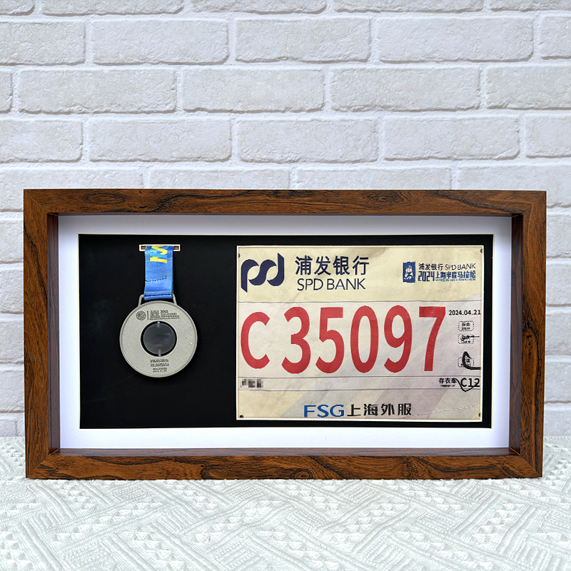 Wooden Marathon Medal Display  - Photography Object recension och pris